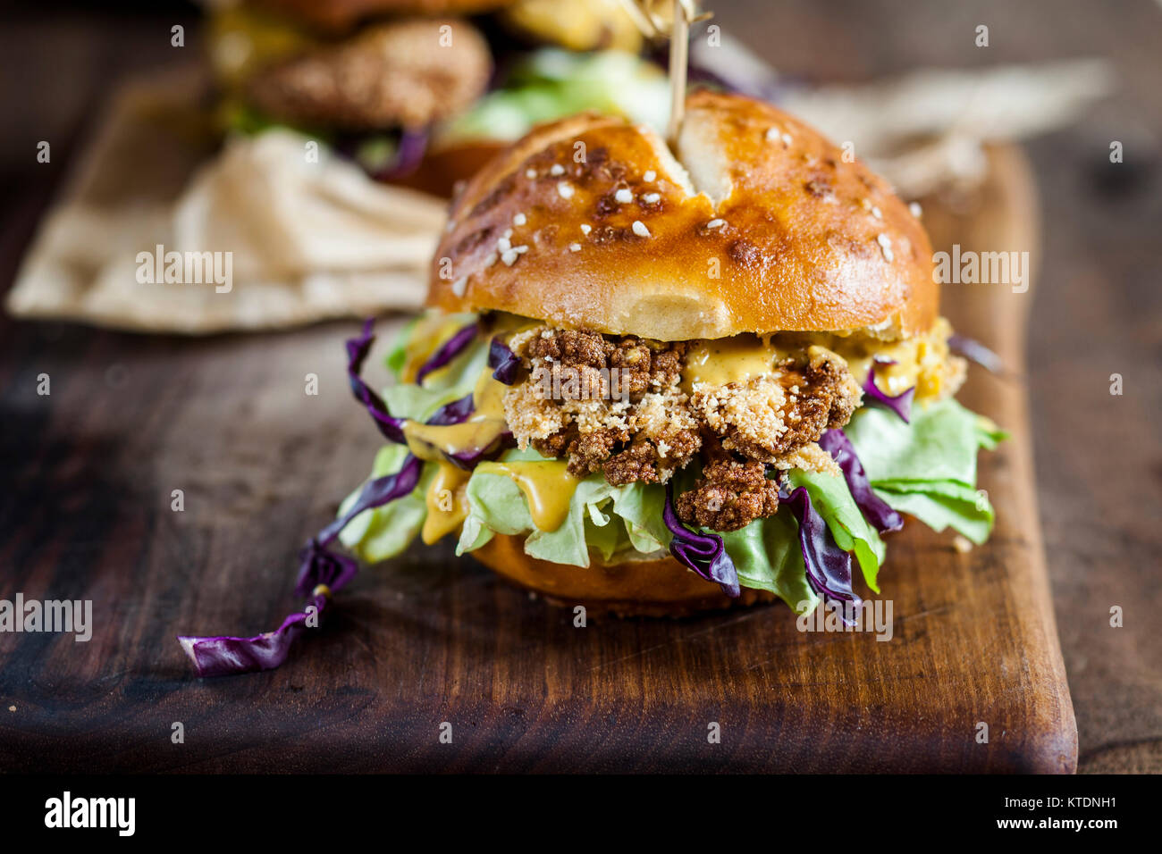 Hamburger Vegetariano con cavolfiore fritto, lattuga e salsa al curry Foto Stock