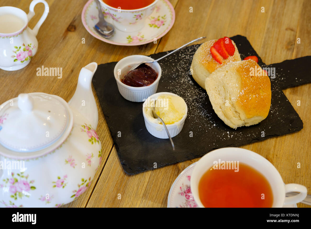Cornish cream tea, scones, confettura di fragole e clotted cream Foto Stock