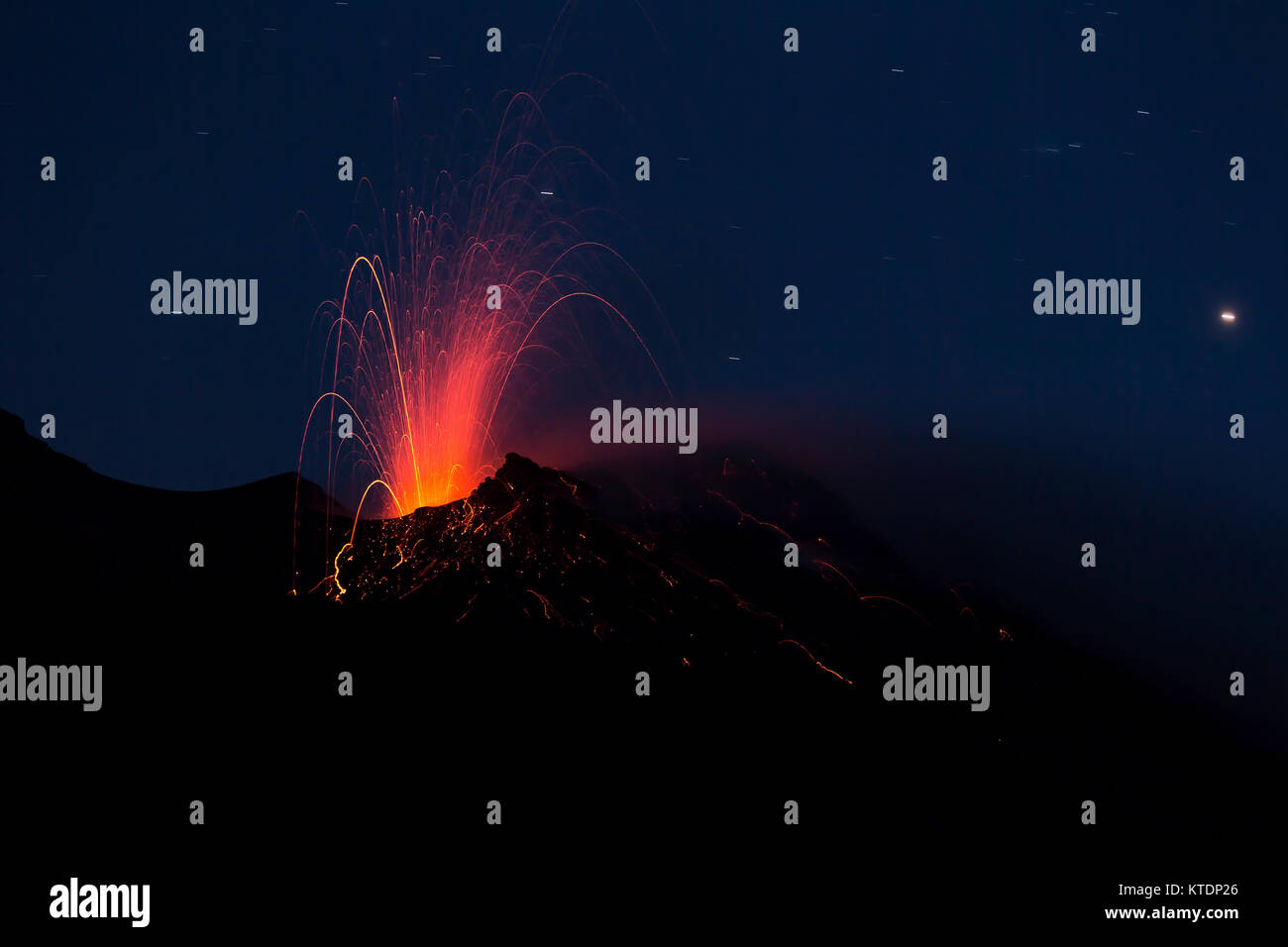 L'Italia, isole Eolie, Stromboli, eruzione vulcanica prima del cielo notturno sfondo, bombe di lava Foto Stock
