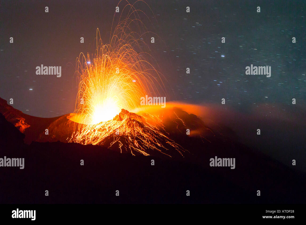 L'Italia, isole Eolie, Stromboli, eruzione vulcanica prima del cielo notturno sfondo, bombe di lava Foto Stock