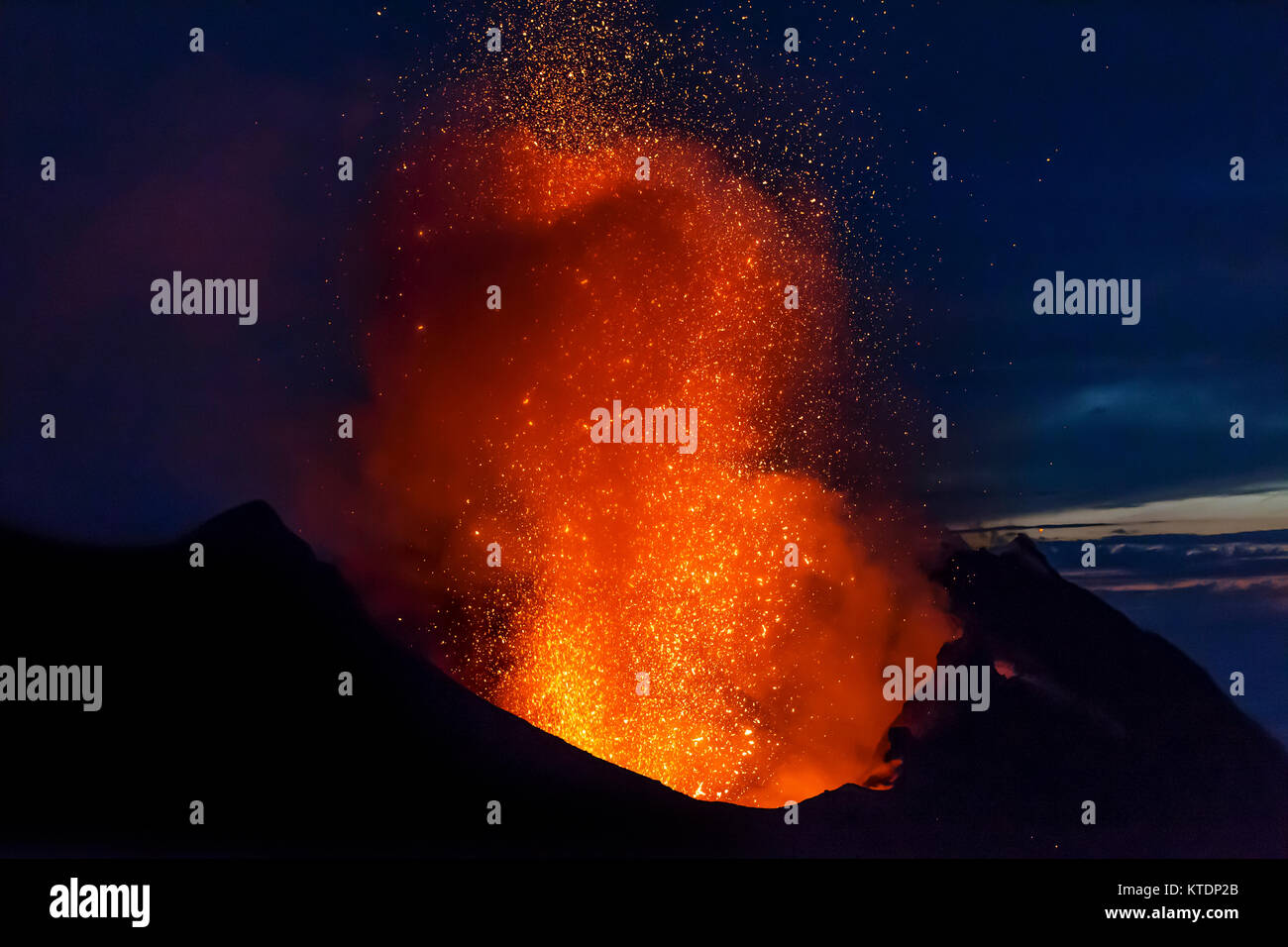 L'Italia, isole Eolie, Stromboli, eruzione vulcanica prima del cielo notturno sfondo, bombe di lava Foto Stock