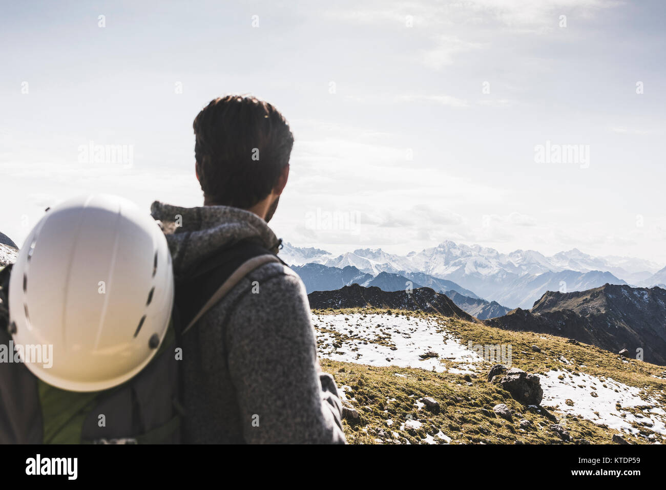 In Germania, in Baviera, Oberstdorf, uomo con casco nel paesaggio alpino Foto Stock