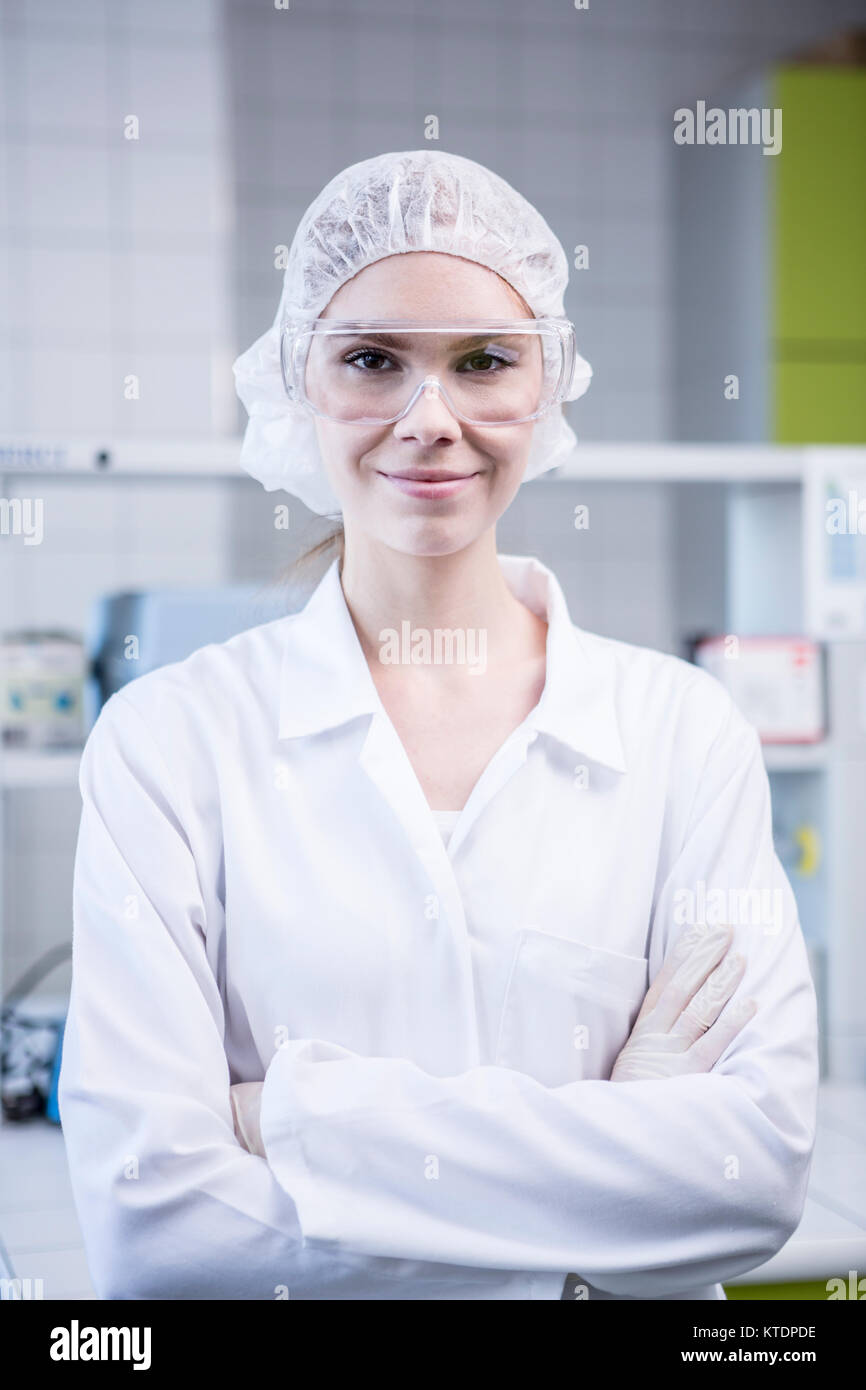 Ritratto di fiducioso scienziato in laboratorio Foto Stock