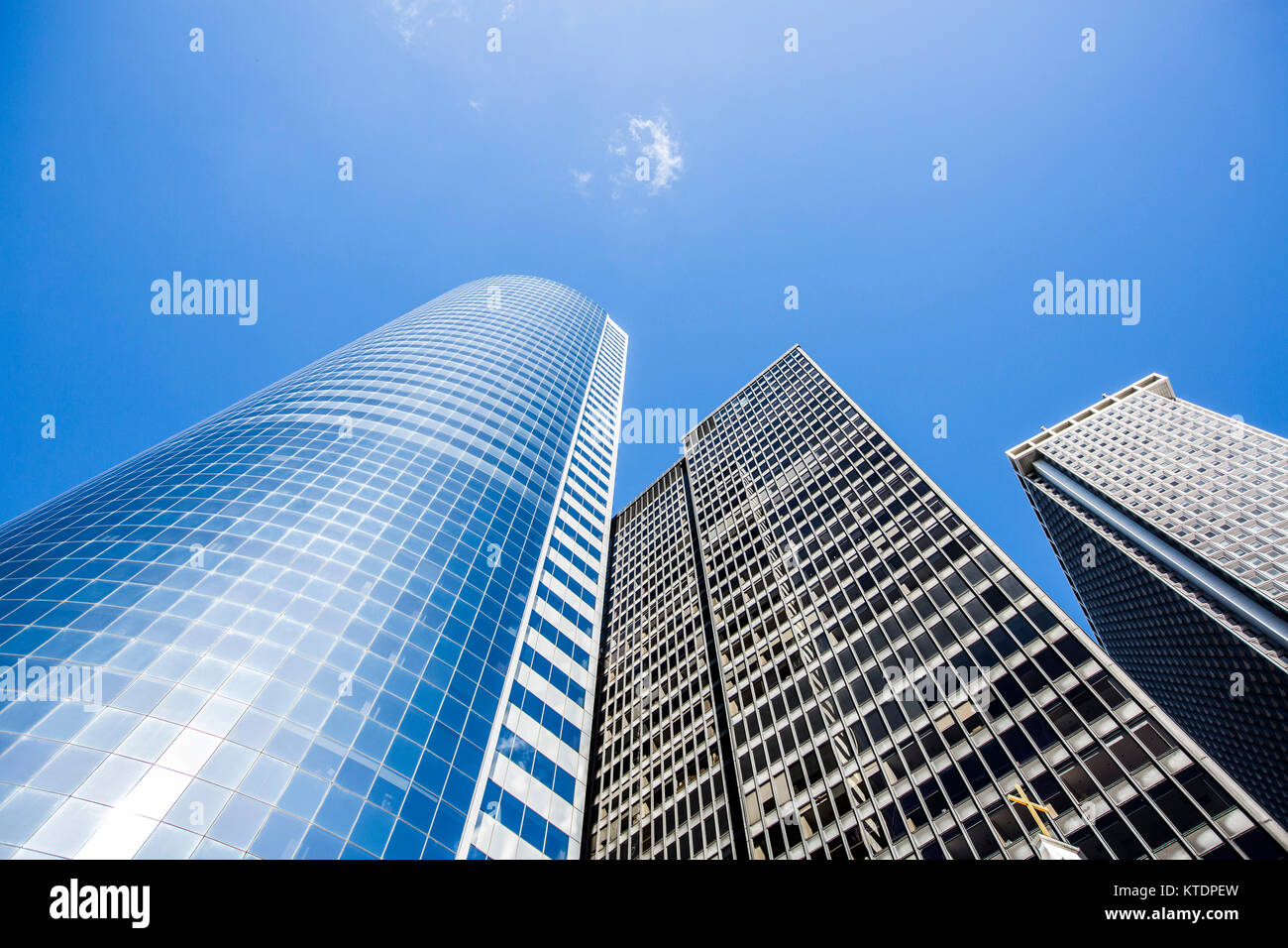 Stati Uniti d'America, New York City, grattacieli visto da sotto Foto Stock