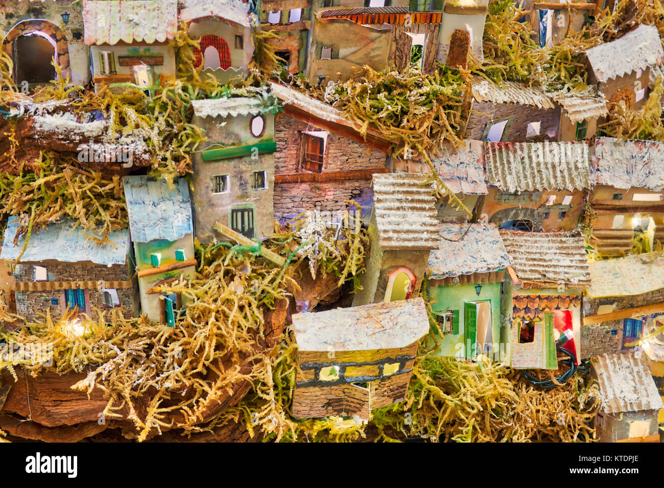 I dettagli delle case di villaggio con luci nel presepe Foto Stock