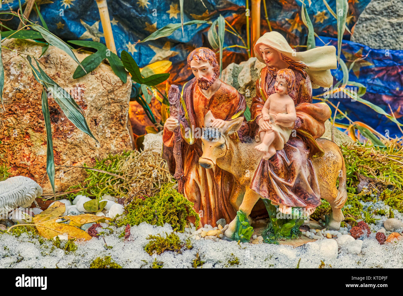 Sacra Famiglia su asino su neve nel presepe Foto stock - Alamy