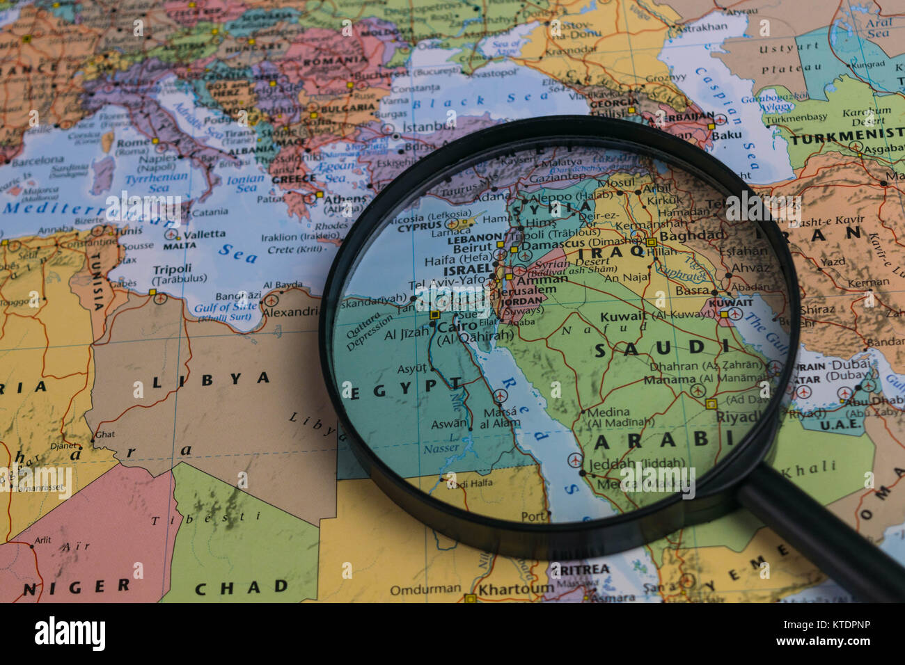 Medio Oriente mappa attraverso la lente di ingrandimento su una mappa del mondo Foto Stock