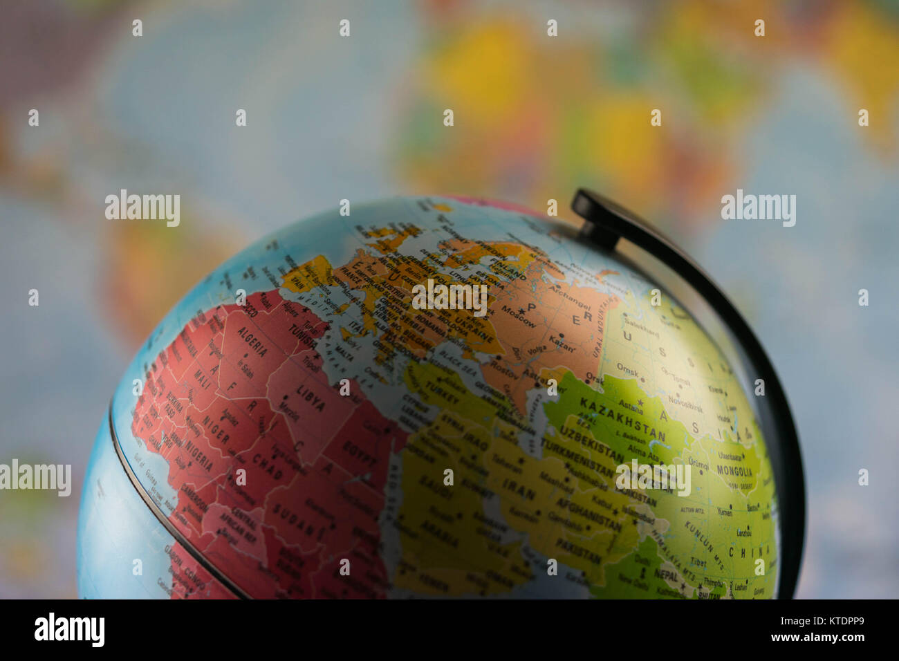 Africa, Medio Oriente ed Europa mappa su un globo con mappa terrestre in background Foto Stock