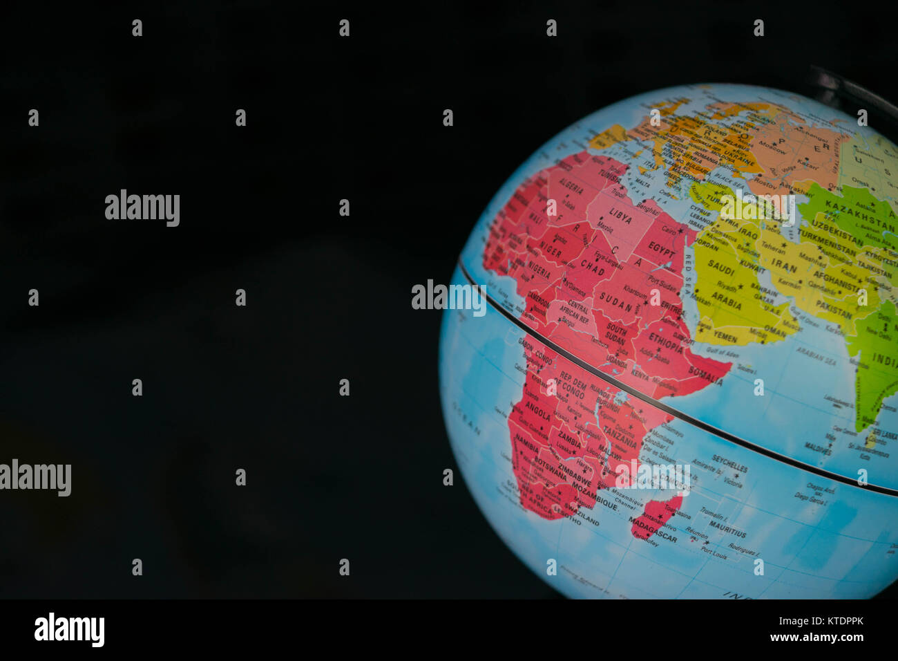 Africa, Medio Oriente ed Europa mappa su un globo con mappa terrestre in background Foto Stock