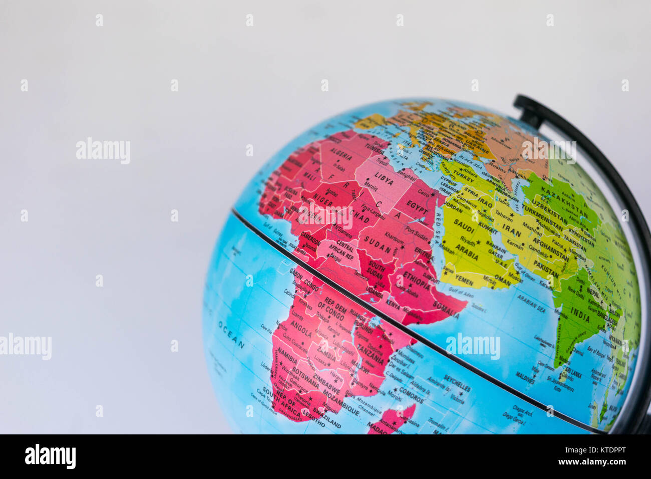 Africa, Medio Oriente e India mappa su un globo conun sfondo bianco Foto Stock