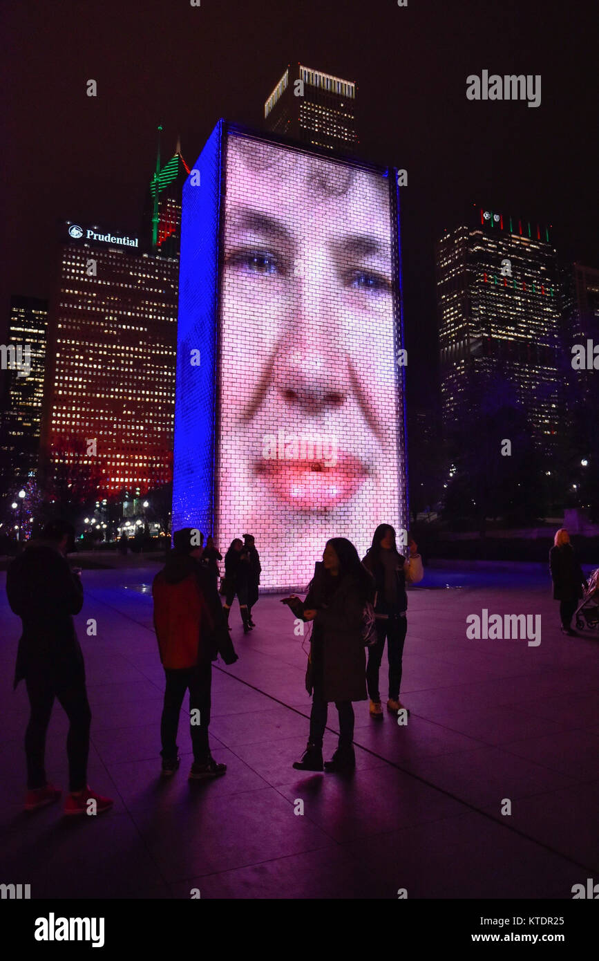 Chicago, Stati Uniti d'America. Il 21 dicembre 2017. Fontana di corona, una scultura interattiva e video installazione in Millennium Park è visto durante la notte. Progettato da Ja Foto Stock