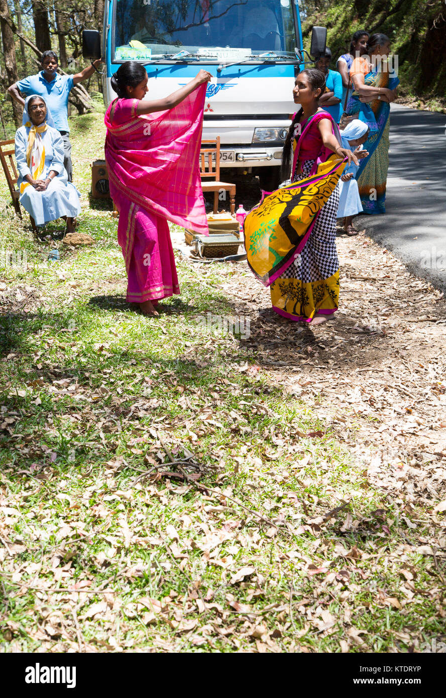 Due giovani donne che danzano in tradizionale sari, vicino a Nuwara Eliya, Sri Lanka, Asia Foto Stock