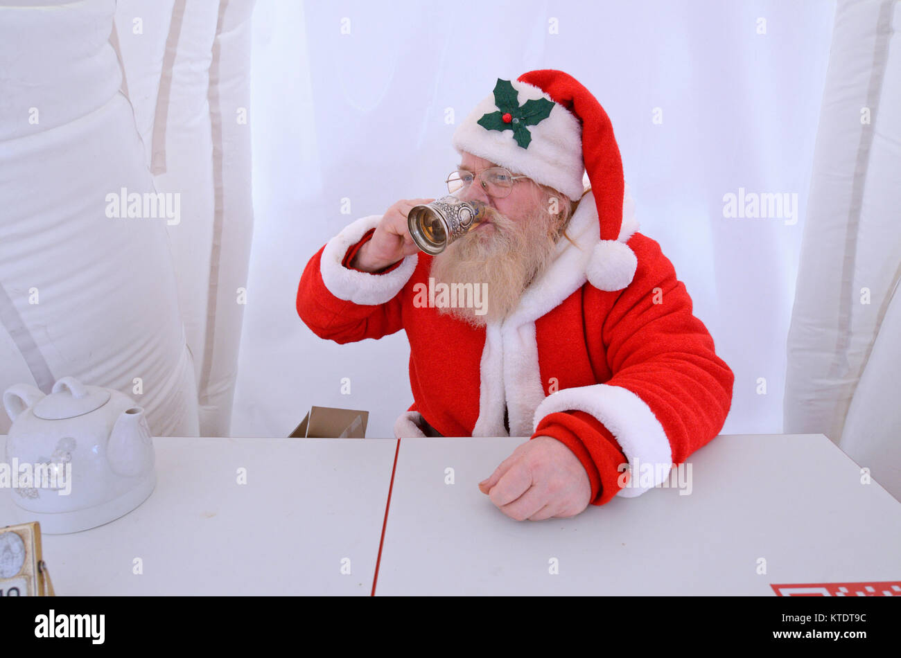 Santa Claus avente tazza di tè presso la sua residenza durante il mercatino di Natale in piazza Sofievskaya. Dicembre 20, 2017. A Kiev, Ucraina Foto Stock