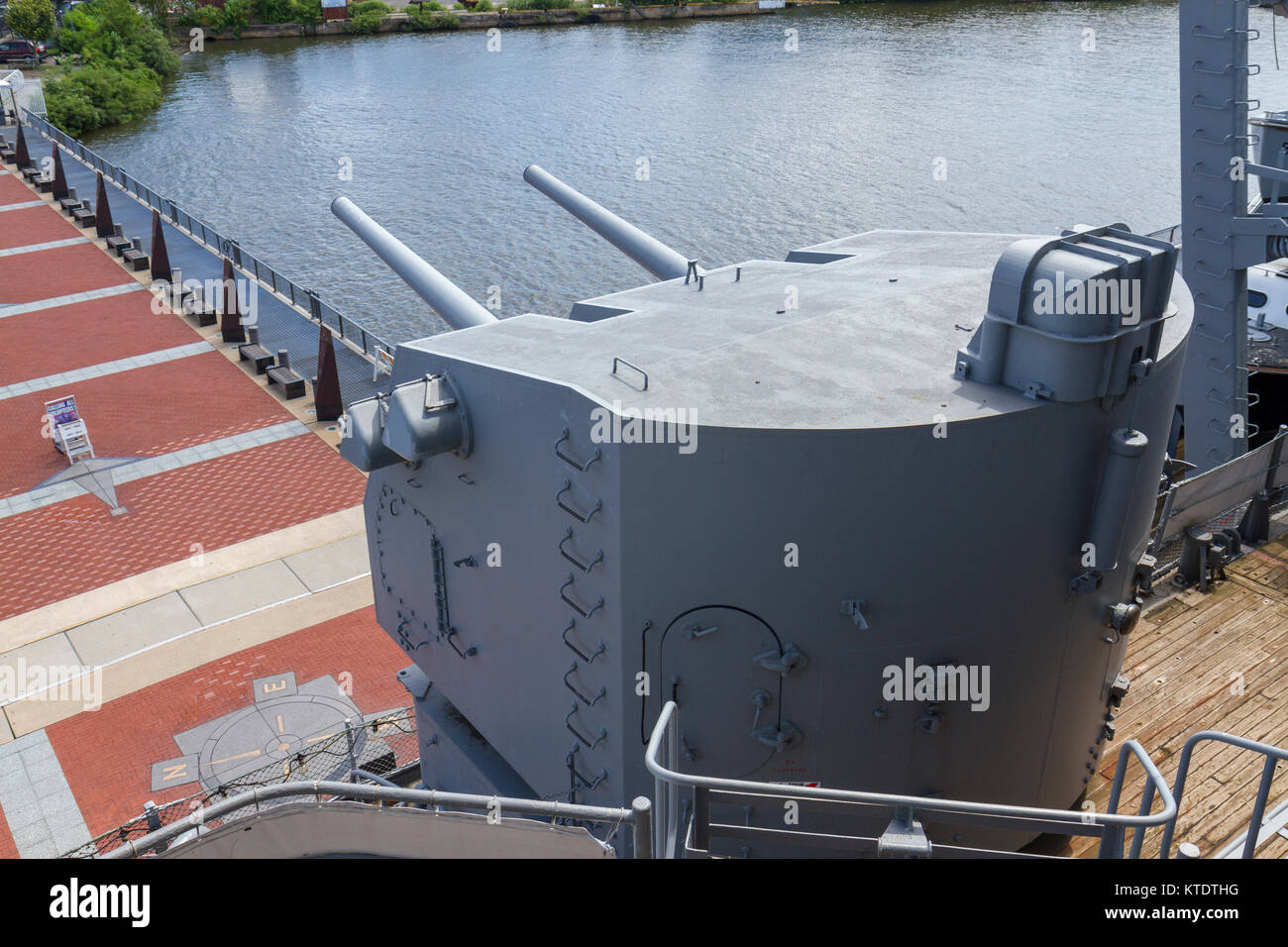 5 pollici batteria secondaria sulla USS New Jersey Iowa classe corazzata, Fiume Delaware, New Jersey, Stati Uniti. Foto Stock
