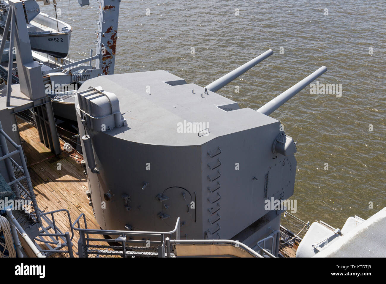 5 pollici batteria secondaria sulla USS New Jersey Iowa classe corazzata, Fiume Delaware, New Jersey, Stati Uniti. Foto Stock