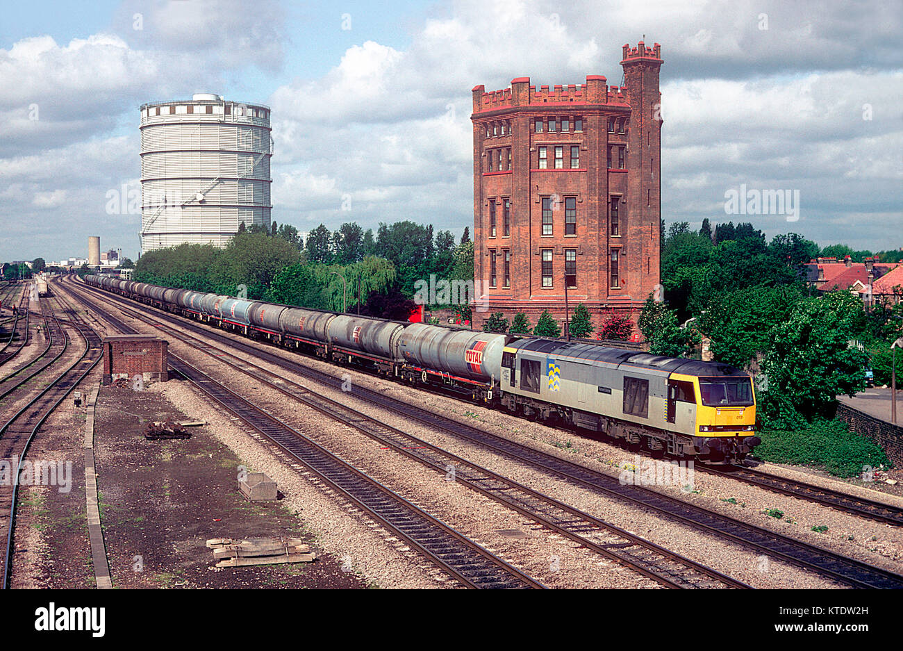 Una classe 60 locomotiva diesel numero 60013 "Robert Boyle' lavorando un treno di carrelli serbatoi di olio a Southall nel West London. Il 15 maggio 1993. Foto Stock Una classe 60 locomotiva diesel numero 60013 "Robert Boyle' lavorando un treno di carrelli serbatoi di olio a Southall nel West London. Il 15 maggio 1993. Foto Stock