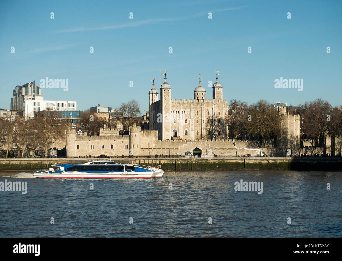 La Torre di Londra con Crociera Turistica barca sul fiume Thame North Bank di Londra England Regno Unito Regno Unito Foto Stock
