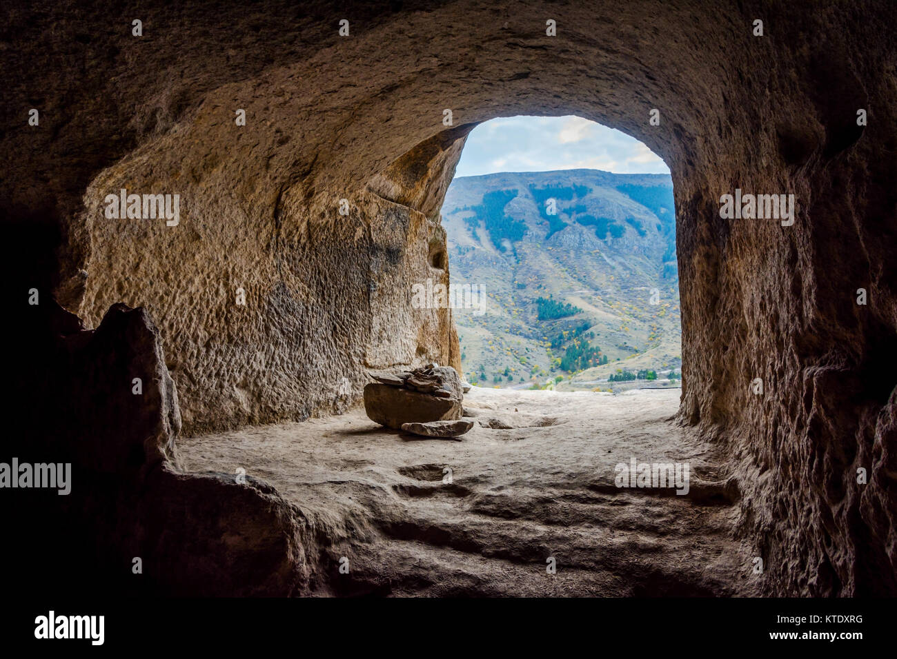 Vista attraverso la finestra della Grotta monastero, Vardzia, Georgia Foto Stock