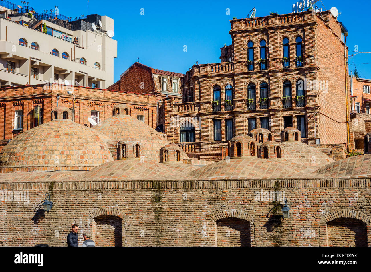 TBILISI, Georgia - 15 ottobre: vecchi bagni di zolfo nella città vecchia, una delle attrazioni turistiche. Ottobre 2016 Foto Stock