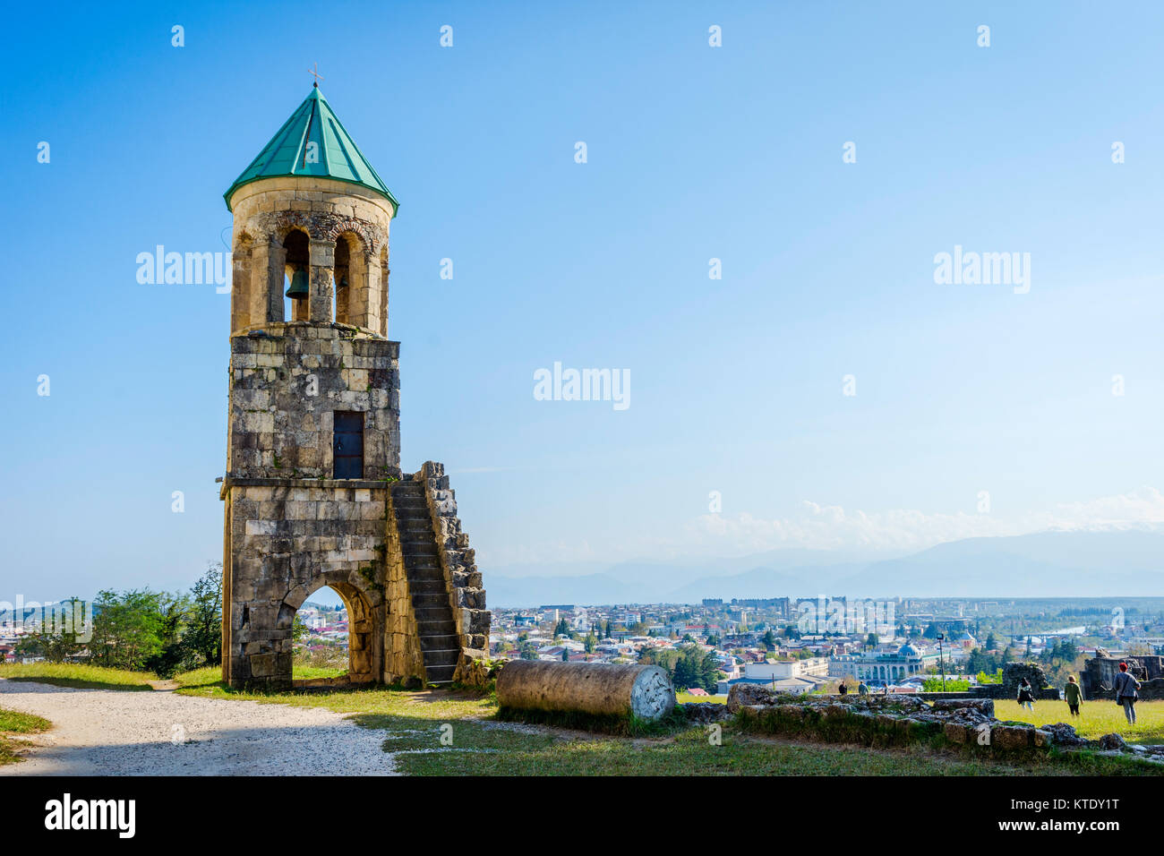 Vecchia Torre presso la cattedrale di Bagrati, Kutaisi, Georgia Foto Stock