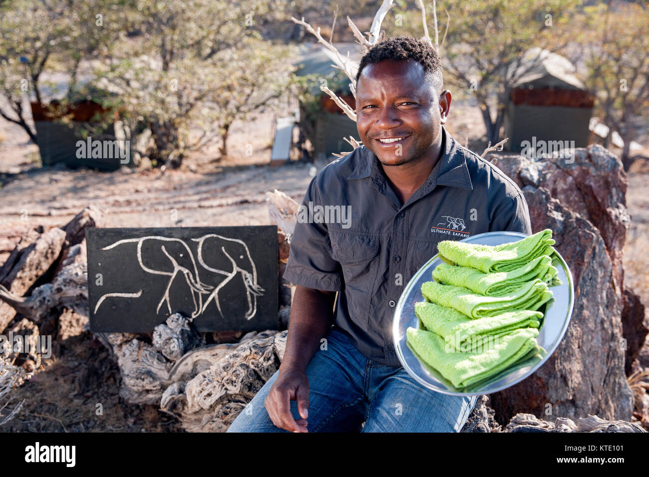 Il personale con rinfrescante benvenuto asciugamani - Huab sotto tela, Damaraland, Namibia, Africa Foto Stock