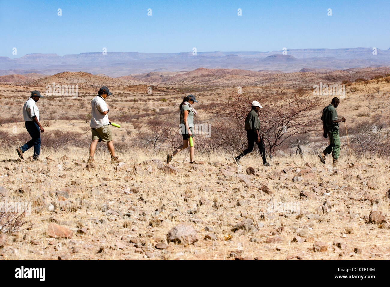 Gruppo di persone rhino trekking a Huab sotto tela, Damaraland, Namibia, Africa Foto Stock