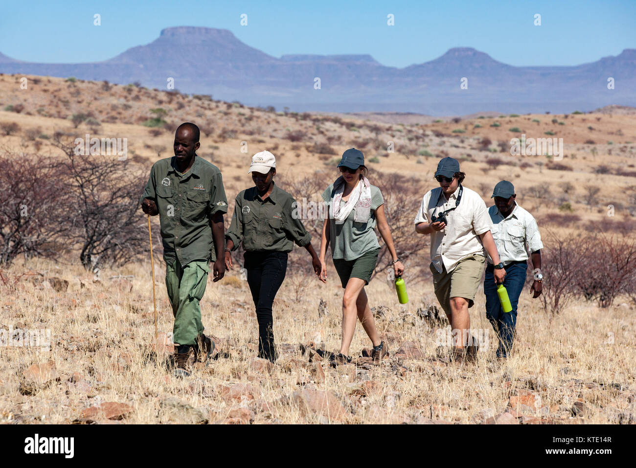 Gruppo di persone rhino trekking a Huab sotto tela, Damaraland, Namibia, Africa Foto Stock