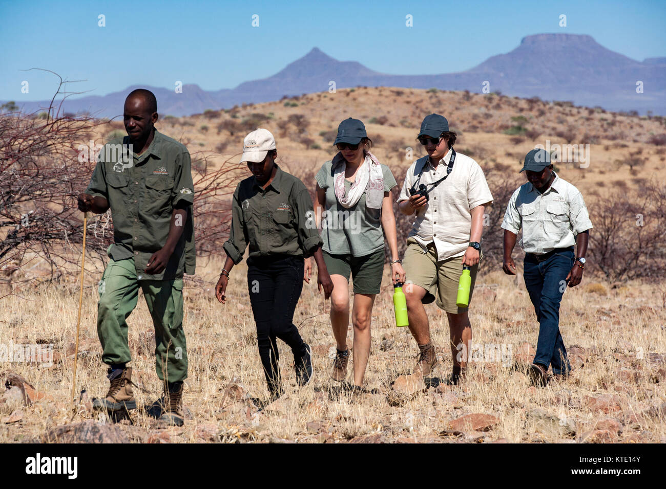 Gruppo di persone rhino trekking a Huab sotto tela, Damaraland, Namibia, Africa Foto Stock