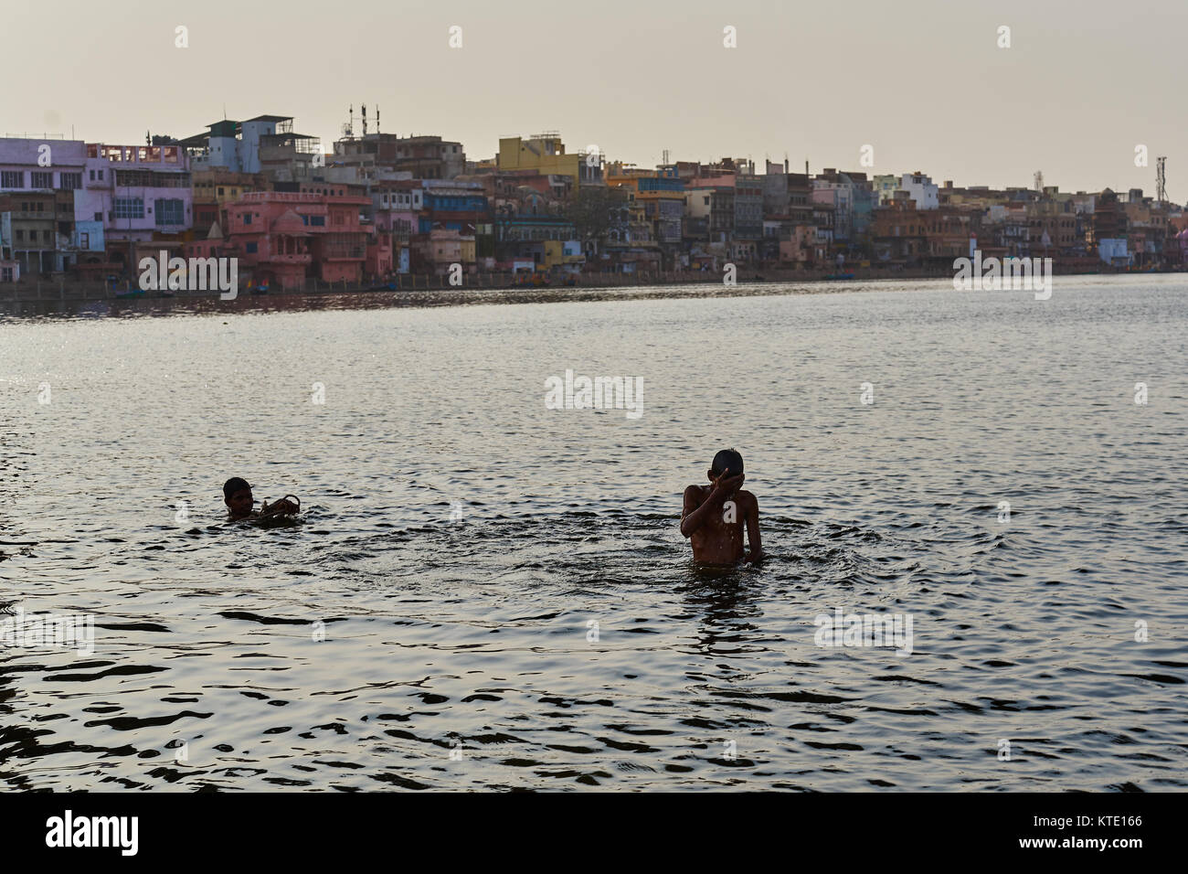 Uomo di canottaggio che trasportano i turisti lungo i ghat, Mathura, India Foto Stock