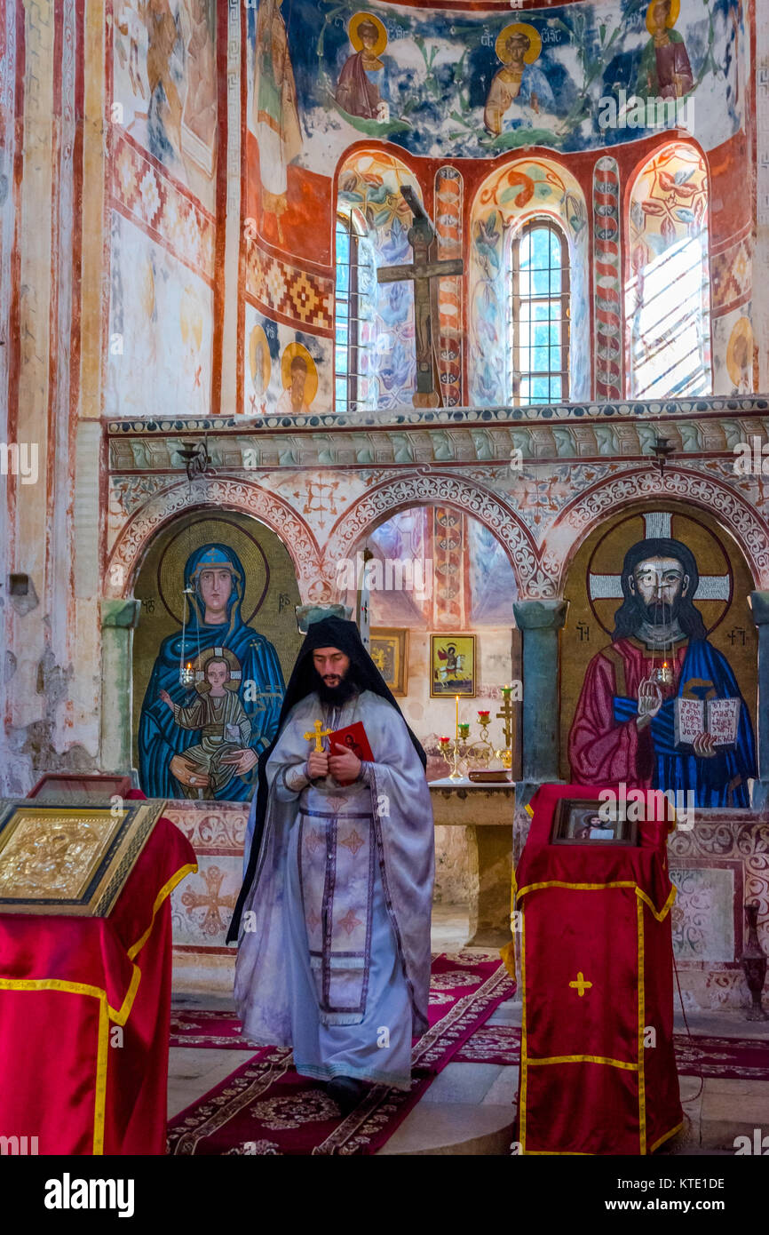 KUTAISI, Georgia - 22 ottobre: sacerdote ortodosso durante la cerimonia di premiazione nel famoso monastero di Gelati. Monastero è parte del patrimonio mondiale dell'Unesco. Ottobre 2016 Foto Stock