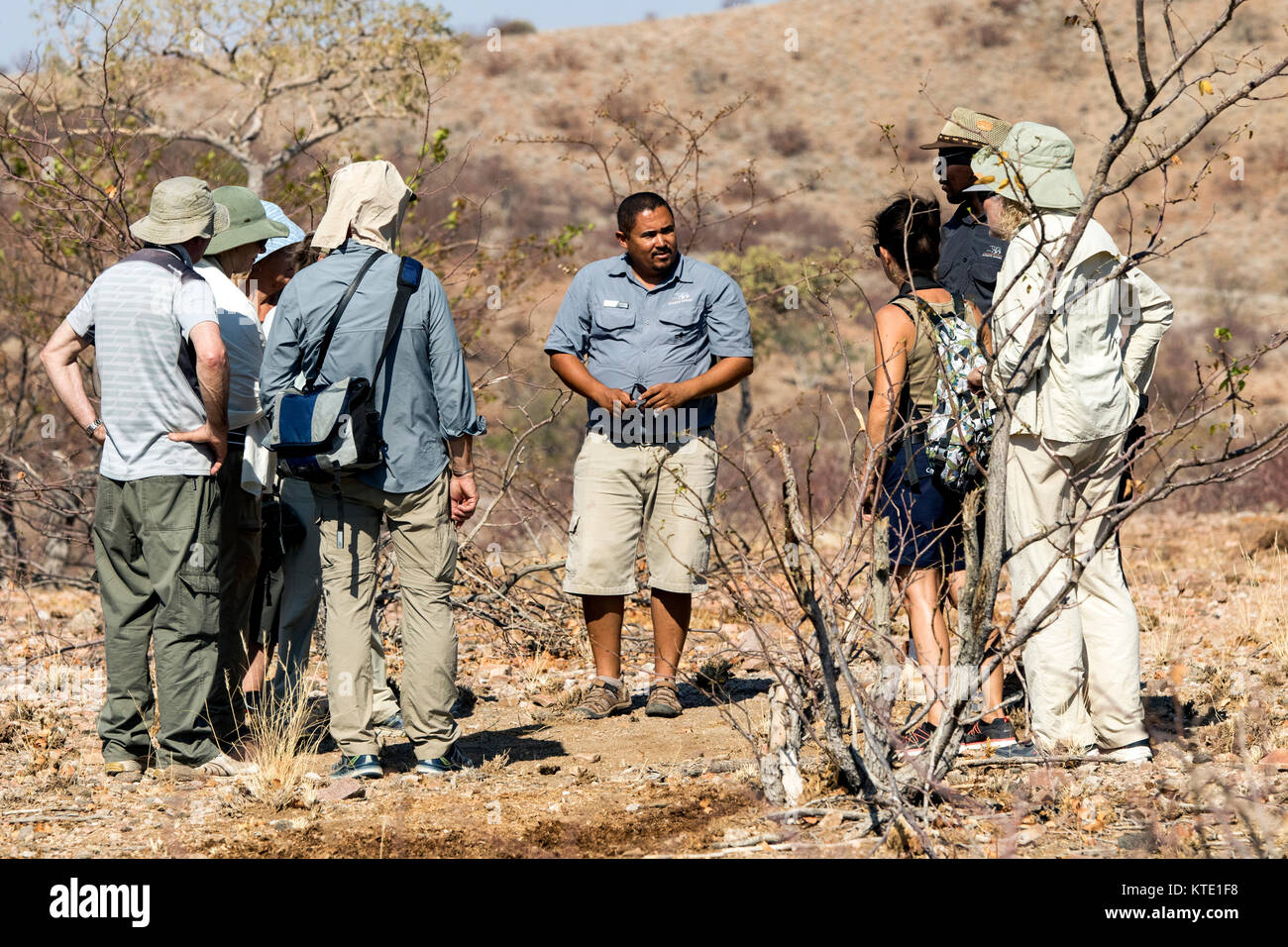 Gruppo di persone rhino trekking a Huab sotto tela, Damaraland, Namibia, Africa Foto Stock