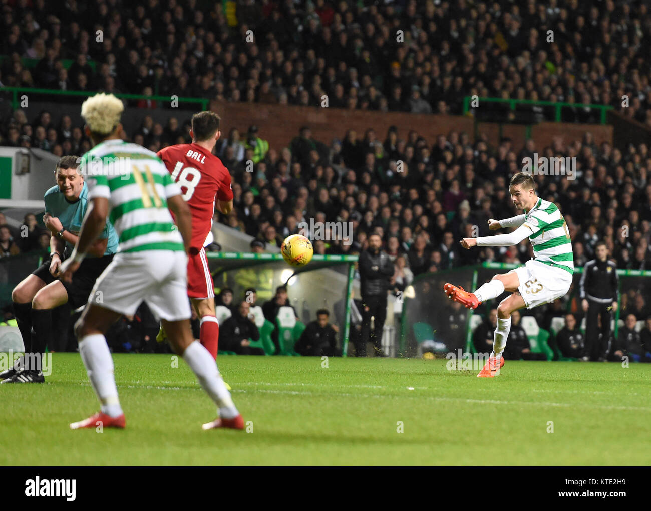 Michael Lustig di Celtic spara e il suo colpo è stato deviato nel gol durante la partita di Premier scozzese al Celtic Park, Glasgow. PREMERE ASSOCIAZIONE foto. Data immagine: Sabato 23 dicembre 2017. Vedi PA storia CALCIO Celtic. Il credito fotografico dovrebbe essere: Ian Rutherford/PA Wire. Foto Stock