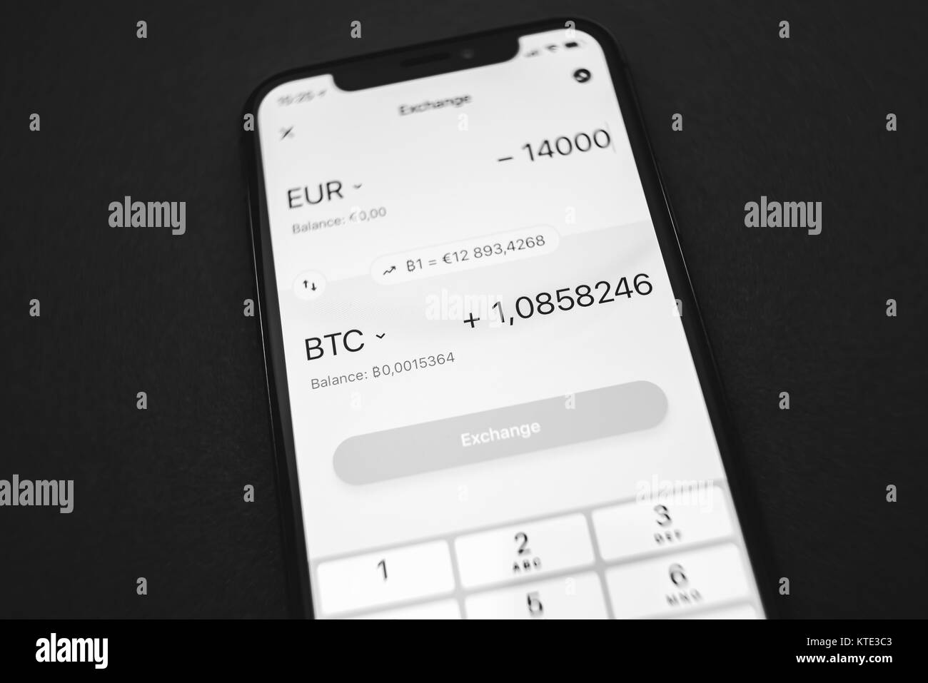 KAUNAS, Lituania - 23 dicembre 2017: tasso di cambio di Bitcoin. Vista di  Revolut app su iPhone schermo X. Crypto valute concetto Foto stock - Alamy