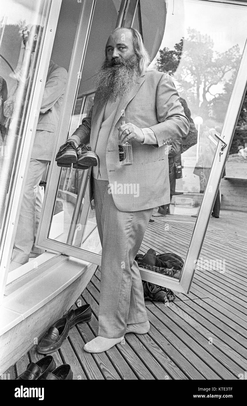 SIMON SPIES proprietario di travell agenzia in Danimarca1969 quando egli mostra la sua squisita summerhouse a Torö Nynäshamn Svezia Foto Stock