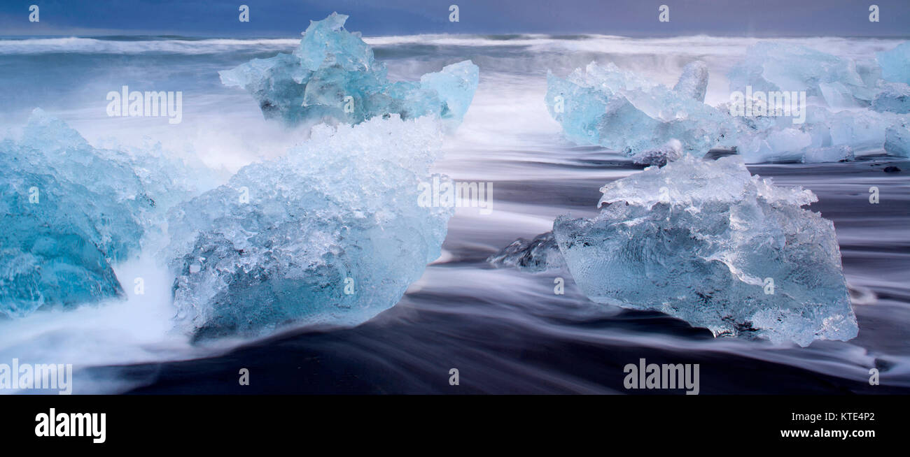 Iceberg di fusione sul Jokulsarlon lago glaciale di spiaggia vulcanica, Islanda Foto Stock