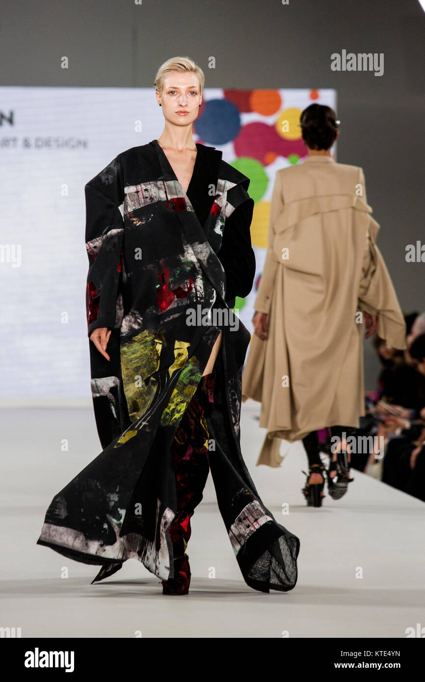 Londra, Regno Unito. Il 7 giugno 2017. Un modello di passeggiate sulla pista che indossa una collezione creata da temina il Pogosyan dal British Scuola Superiore di Arte & Design durante la passerella internazionale di concorrenza a laurearsi Fashion Week 2017 presso la Old Truman Brewery. Graduate Fashion Week è un evento annuale che mette in mostra i laureati recenti' collezioni provenienti dal Regno Unito di moda leader di scuole e corsi universitari in una serie di sfilate e mostre. Foto Stock
