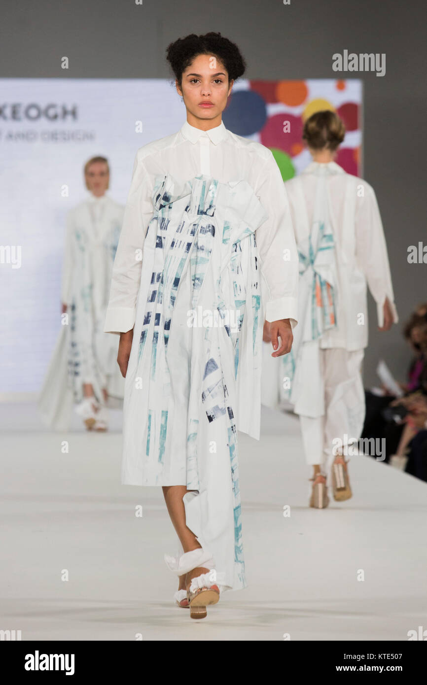 Londra, Regno Unito. Il 7 giugno 2017. Un modello di passeggiate sulla pista che indossa una collezione creata da Liadan Scott Keogh dal Limerick Scuola di Arte & Design durante la passerella internazionale di concorrenza a laurearsi Fashion Week 2017 presso la Old Truman Brewery. Graduate Fashion Week è un evento annuale che mette in mostra i laureati recenti' collezioni provenienti dal Regno Unito di moda leader di scuole e corsi universitari in una serie di sfilate e mostre. Foto Stock