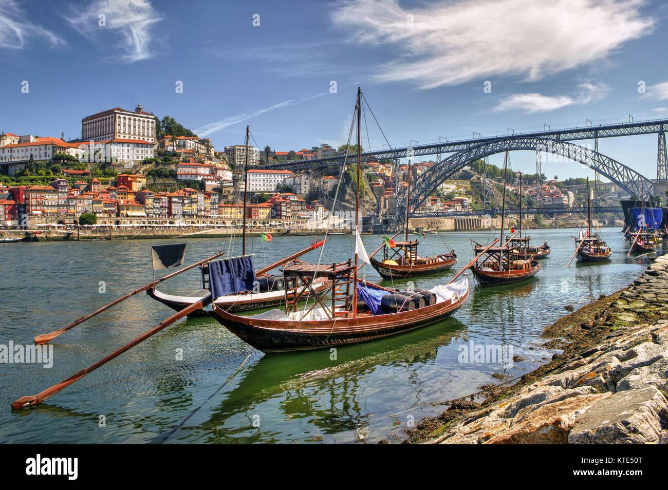 Fiume Douro e barche tradizionali a Porto, Portogallo Foto Stock