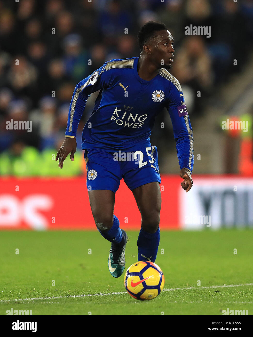 Wilfred Ndidi di Leicester City durante la partita della Premier League al King Power Stadium di Leicester. PREMERE ASSOCIAZIONE foto. Data immagine: Sabato 23 dicembre 2017. Vedi PA storia CALCIO Leicester. Il credito fotografico dovrebbe essere: Mike Egerton/PA Wire. RESTRIZIONI: Nessun utilizzo con audio, video, dati, elenchi di apparecchi, logo di club/campionato o servizi "live" non autorizzati. L'uso in-match online è limitato a 75 immagini, senza emulazione video. Nessun utilizzo nelle scommesse, nei giochi o nelle pubblicazioni di singoli club/campionati/giocatori. Foto Stock