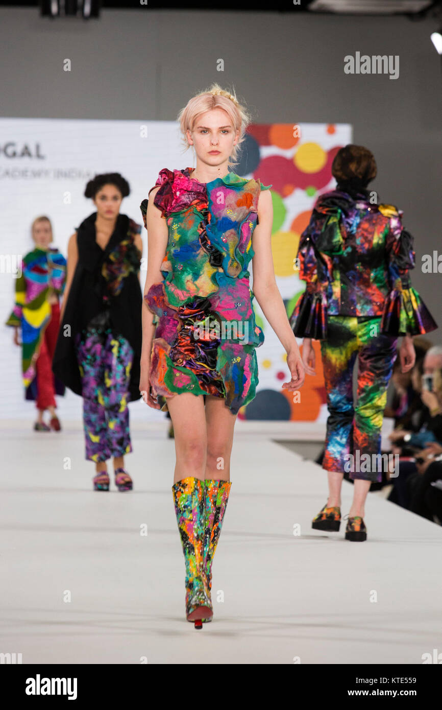 Londra, Regno Unito. Il 7 giugno 2017. Un modello di passeggiate sulla pista che indossa una collezione creata da Shambay Mudgal da FAD Accademia Internazionale India durante la passerella internazionale di concorrenza a laurearsi Fashion Week 2017 presso la Old Truman Brewery. Graduate Fashion Week è un evento annuale che mette in mostra i laureati recenti' collezioni provenienti dal Regno Unito di moda leader di scuole e corsi universitari in una serie di sfilate e mostre. Foto Stock