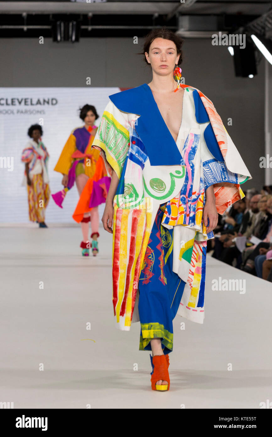 Londra, Regno Unito. Il 7 giugno 2017. Un modello di passeggiate sulla pista che indossa una collezione creata da Emelie Cleveland dalla nuova scuola Parsons durante la passerella internazionale di concorrenza a laurearsi Fashion Week 2017 presso la Old Truman Brewery. Graduate Fashion Week è un evento annuale che mette in mostra i laureati recenti' collezioni provenienti dal Regno Unito di moda leader di scuole e corsi universitari in una serie di sfilate e mostre. Foto Stock