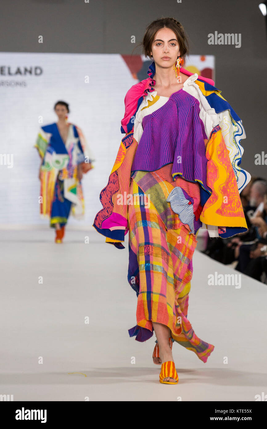 Londra, Regno Unito. Il 7 giugno 2017. Un modello di passeggiate sulla pista che indossa una collezione creata da Emelie Cleveland dalla nuova scuola Parsons durante la passerella internazionale di concorrenza a laurearsi Fashion Week 2017 presso la Old Truman Brewery. Graduate Fashion Week è un evento annuale che mette in mostra i laureati recenti' collezioni provenienti dal Regno Unito di moda leader di scuole e corsi universitari in una serie di sfilate e mostre. Foto Stock