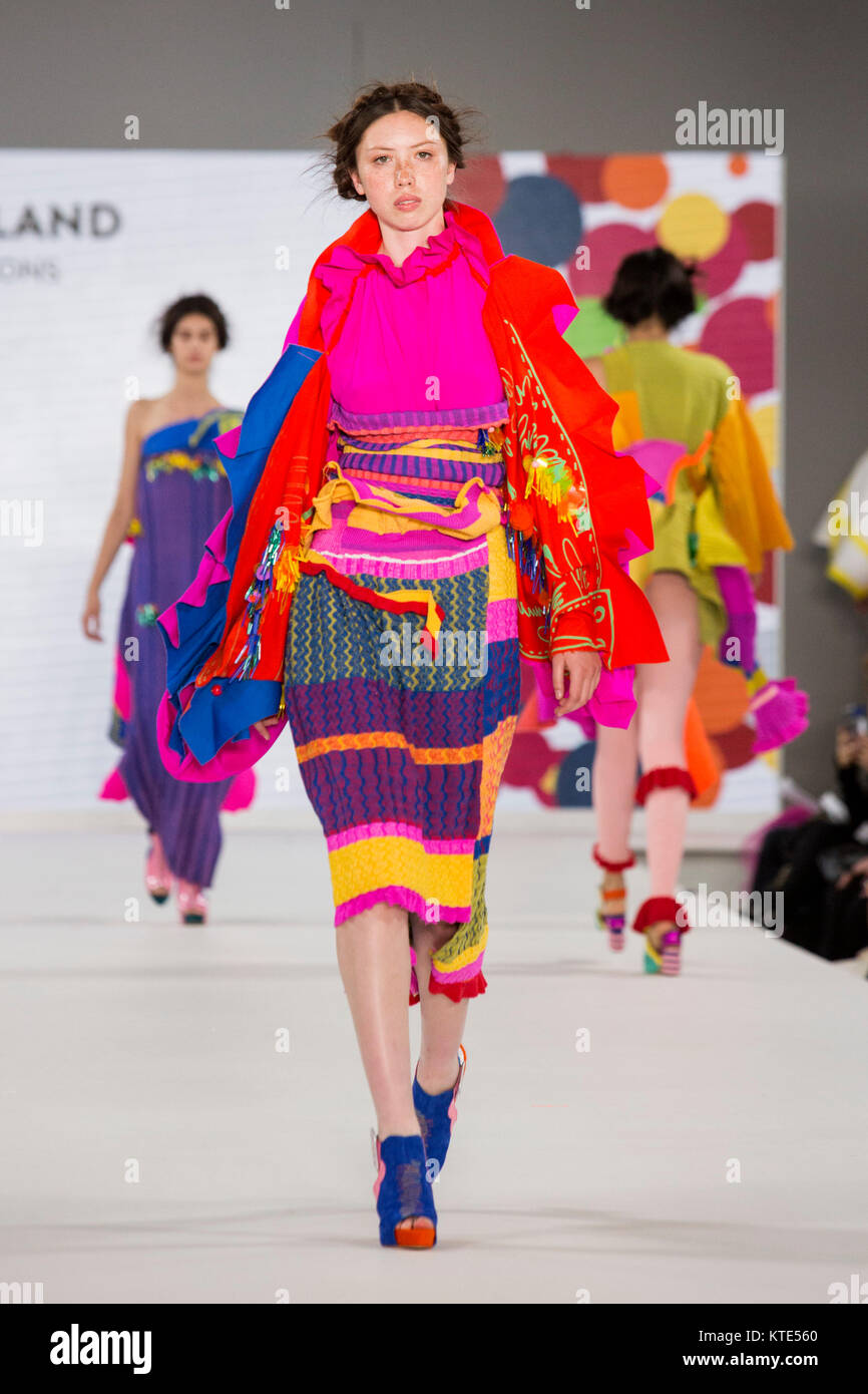 Londra, Regno Unito. Il 7 giugno 2017. Un modello di passeggiate sulla pista che indossa una collezione creata da Emelie Cleveland dalla nuova scuola Parsons durante la passerella internazionale di concorrenza a laurearsi Fashion Week 2017 presso la Old Truman Brewery. Graduate Fashion Week è un evento annuale che mette in mostra i laureati recenti' collezioni provenienti dal Regno Unito di moda leader di scuole e corsi universitari in una serie di sfilate e mostre. Foto Stock