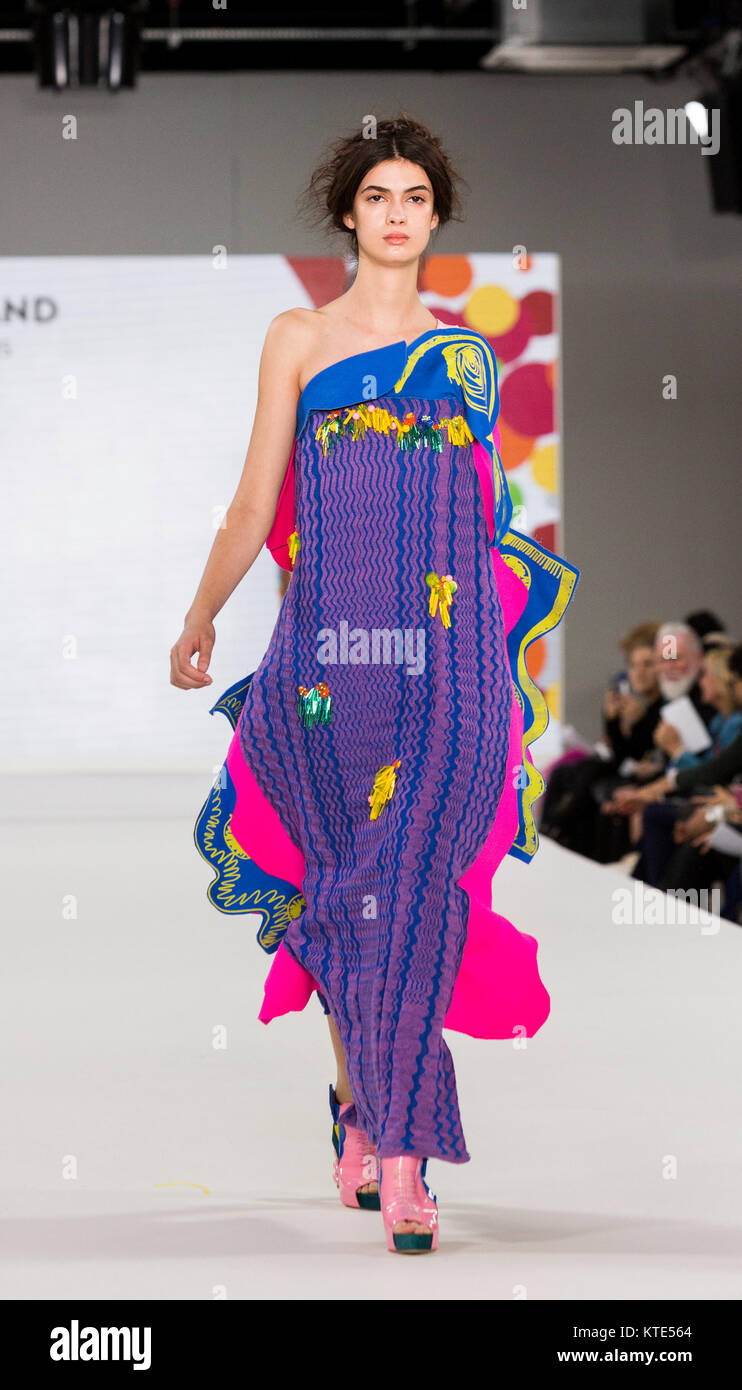 Londra, Regno Unito. Il 7 giugno 2017. Un modello di passeggiate sulla pista che indossa una collezione creata da Emelie Cleveland dalla nuova scuola Parsons durante la passerella internazionale di concorrenza a laurearsi Fashion Week 2017 presso la Old Truman Brewery. Graduate Fashion Week è un evento annuale che mette in mostra i laureati recenti' collezioni provenienti dal Regno Unito di moda leader di scuole e corsi universitari in una serie di sfilate e mostre. Foto Stock