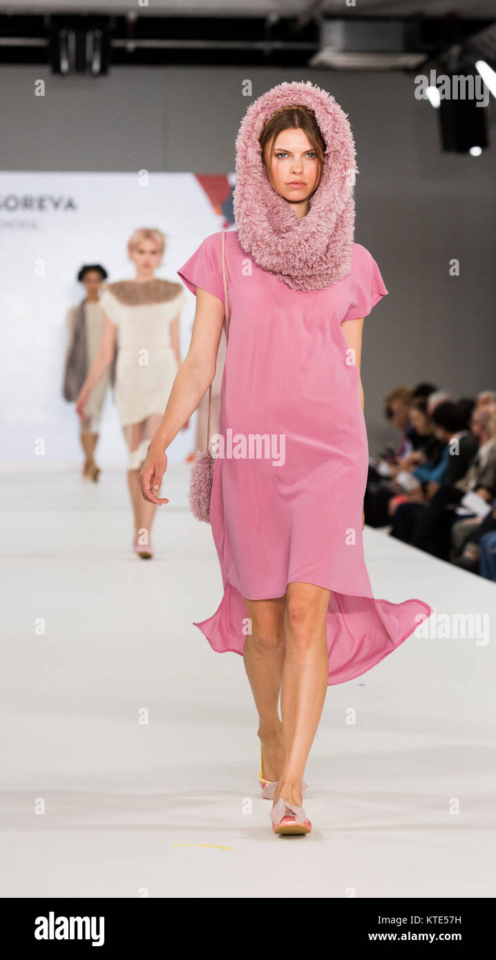 Londra, Regno Unito. Il 7 giugno 2017. Un modello di passeggiate sulla pista che indossa una collezione creata da Tatiana Grigoreva da ArtFuture Design School durante la passerella internazionale di concorrenza a laurearsi Fashion Week 2017 presso la Old Truman Brewery. Graduate Fashion Week è un evento annuale che mette in mostra i laureati recenti' collezioni provenienti dal Regno Unito di moda leader di scuole e corsi universitari in una serie di sfilate e mostre. Foto Stock