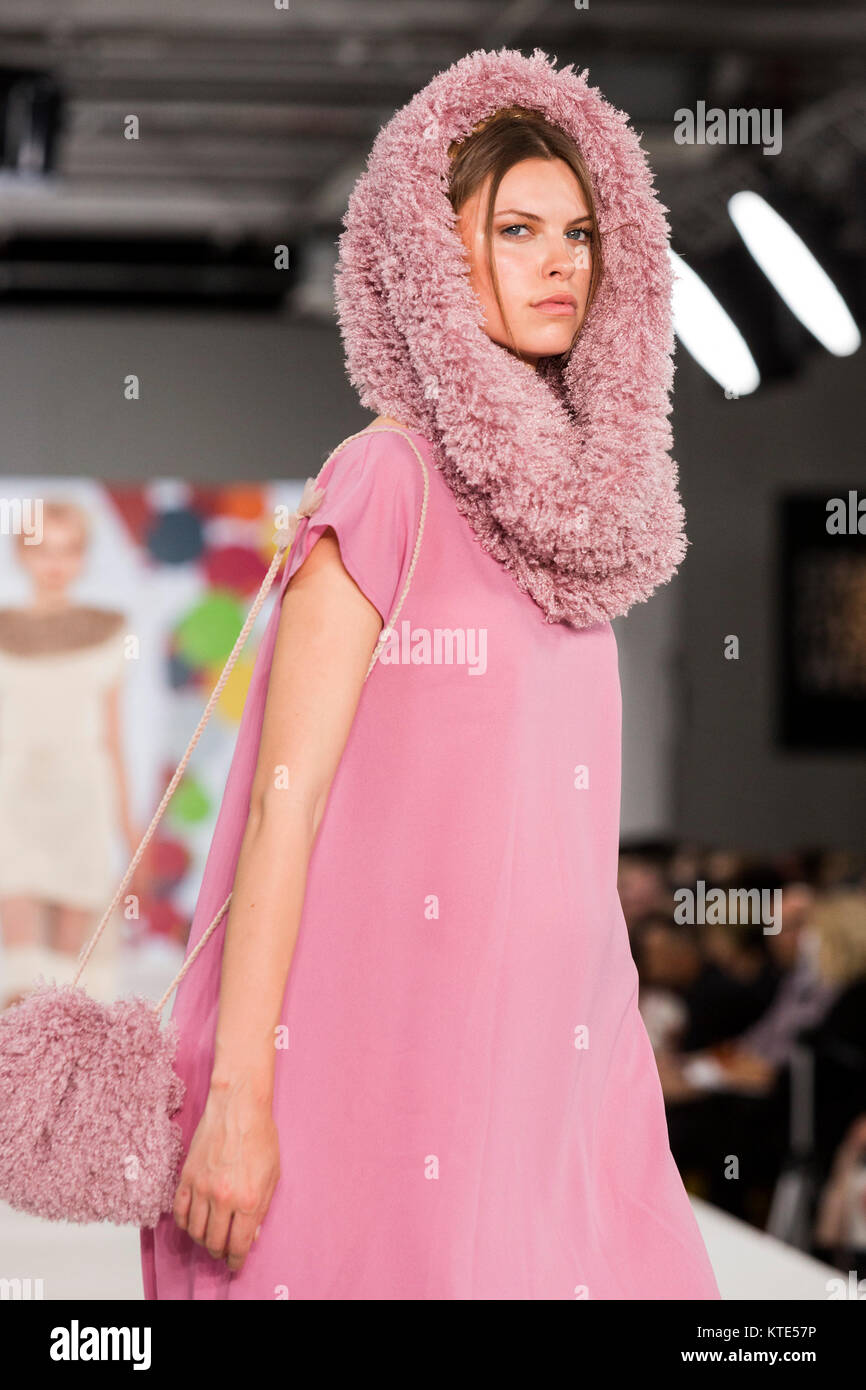 Londra, Regno Unito. Il 7 giugno 2017. Un modello di passeggiate sulla pista che indossa una collezione creata da Tatiana Grigoreva da ArtFuture Design School durante la passerella internazionale di concorrenza a laurearsi Fashion Week 2017 presso la Old Truman Brewery. Graduate Fashion Week è un evento annuale che mette in mostra i laureati recenti' collezioni provenienti dal Regno Unito di moda leader di scuole e corsi universitari in una serie di sfilate e mostre. Foto Stock