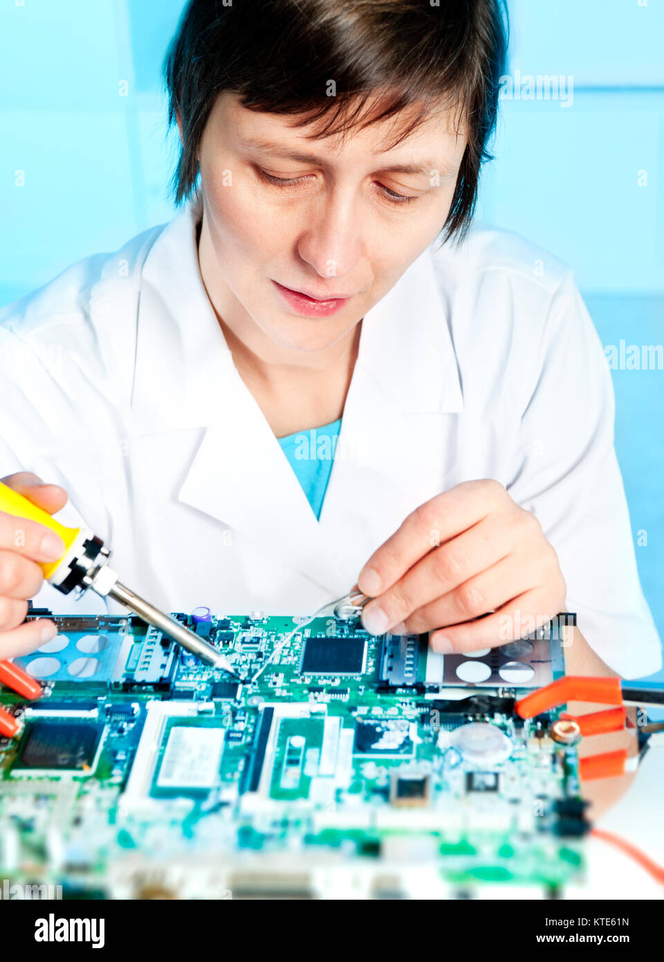 Riparazione di elettronica tech è la saldatura di una scheda surcuit Foto Stock