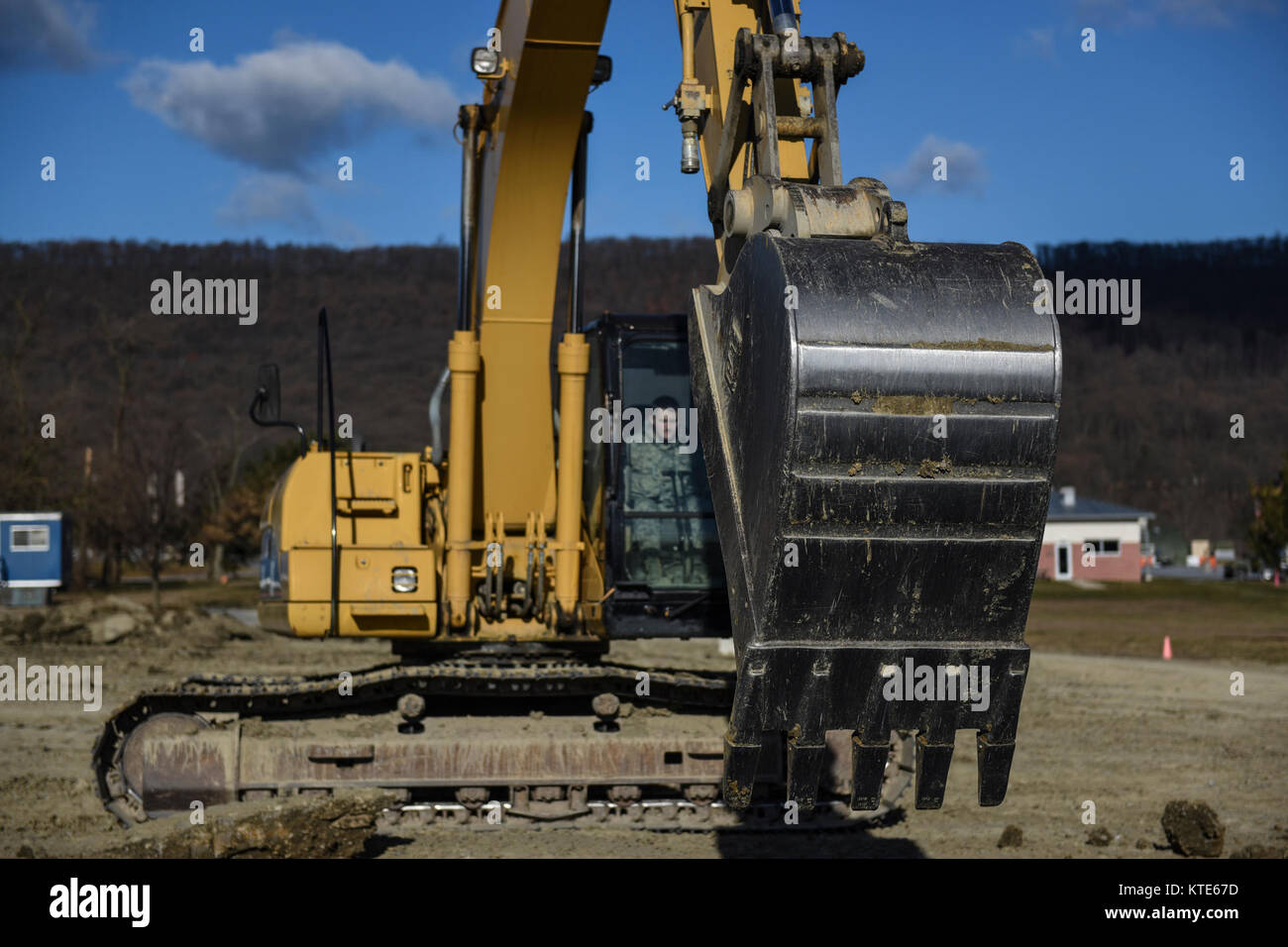 Un U.S. Airman partecipando alla progettazione Installazione veicolo classe di formazione, opera un escavatore Cat dic. 13, 2017, presso la Air National Guard Schoolhouse, Fort Indiantown Gap, Pennsylvania. Avieri frequentando il corso acquisita esperienza di gestione di più pezzi di attrezzatura di scavo per aiutare a migliorare la loro missione la prontezza. (U.S. Air National Guard Foto Stock