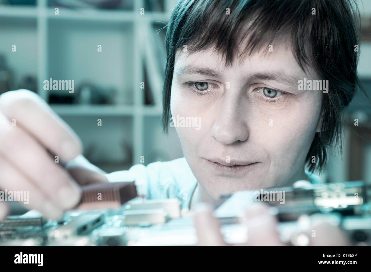 Riparazione Radioelectronics tech risolve le schede di circuito Foto Stock