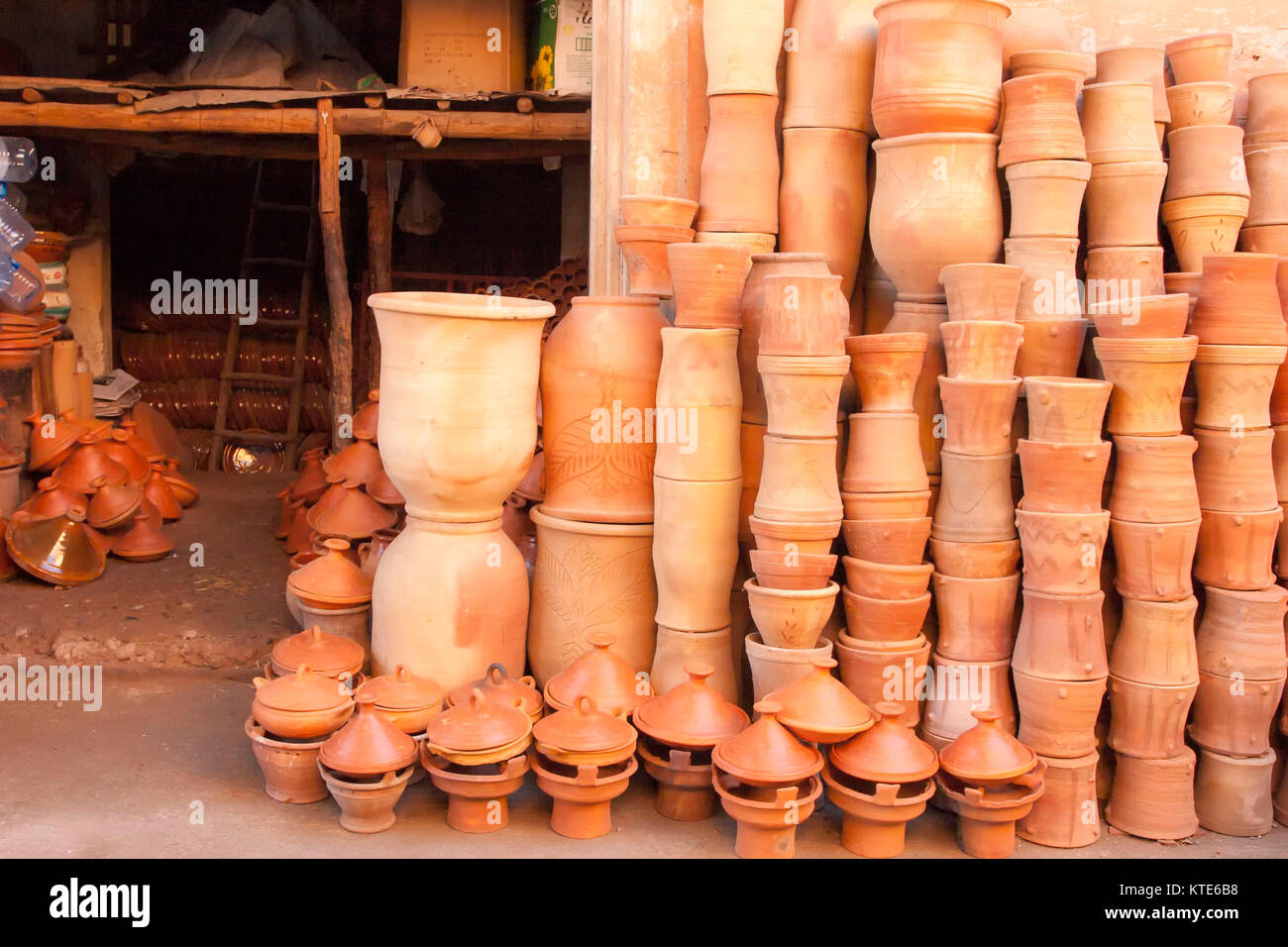 Non smaltate vasi di argilla impilati al di fuori di una ceramica in un sou a Marrakech, Marocco Foto Stock